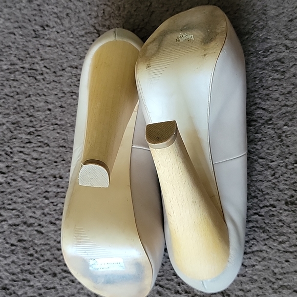 Shoes - Picture 3 of 4